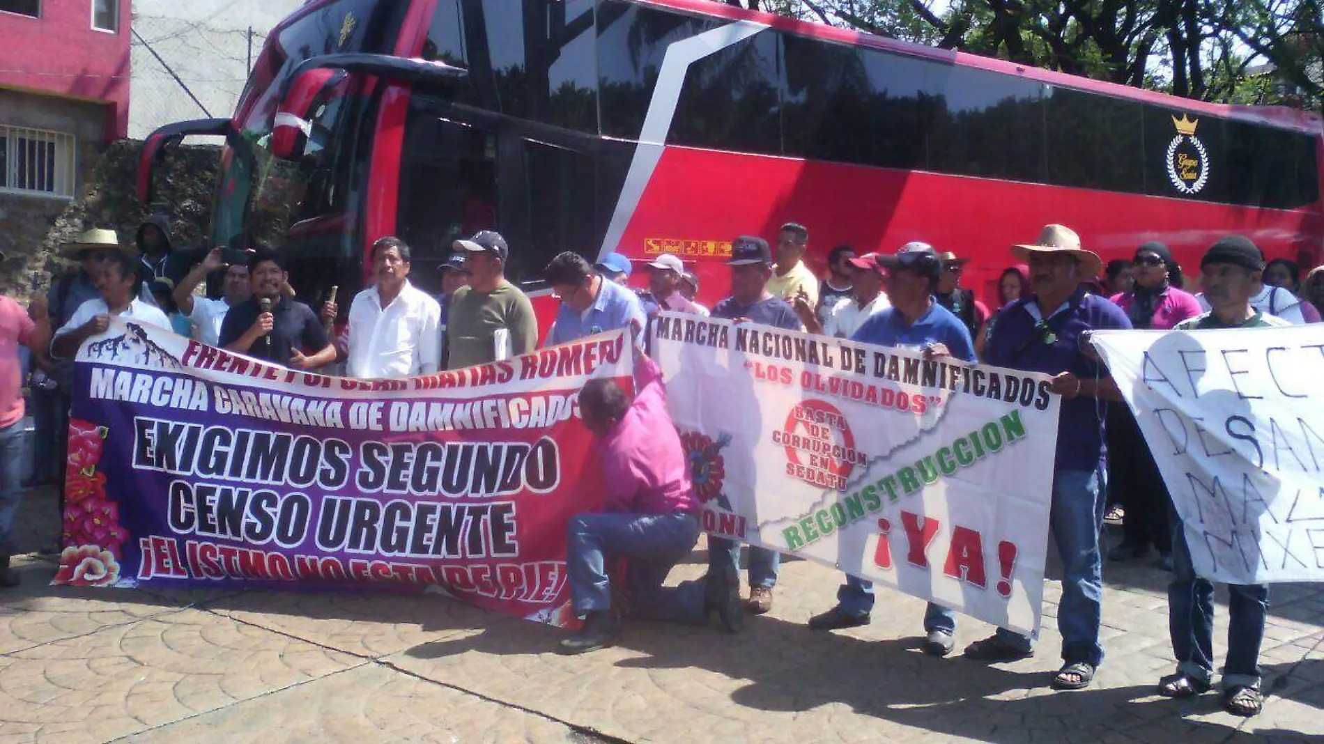 Caravana de Damnificados de Oaxaca en la Paloma de la Paz